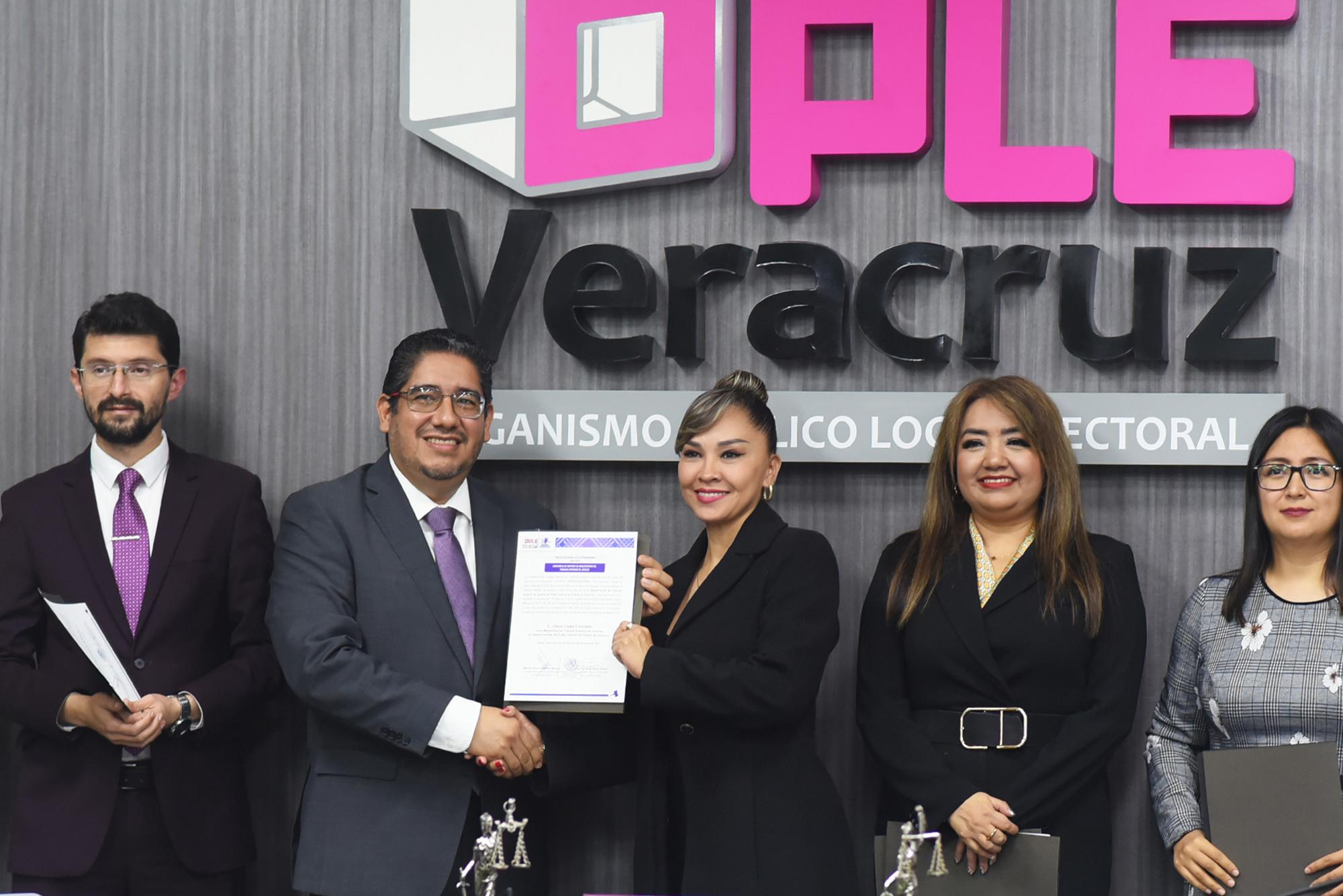 Liliana López Coronado recibe de OPLE la constancia de mayoría, en la elección judicial de Veracruz WhatsApp Image 2025-07-01 at 5.48.07 PM (1)
