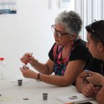 Reconocen valor artesanal a través del taller de elaboración de aretes con resina y café