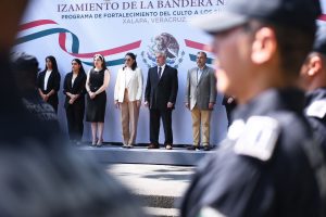 Alberto Islas-Izamiento de bandera