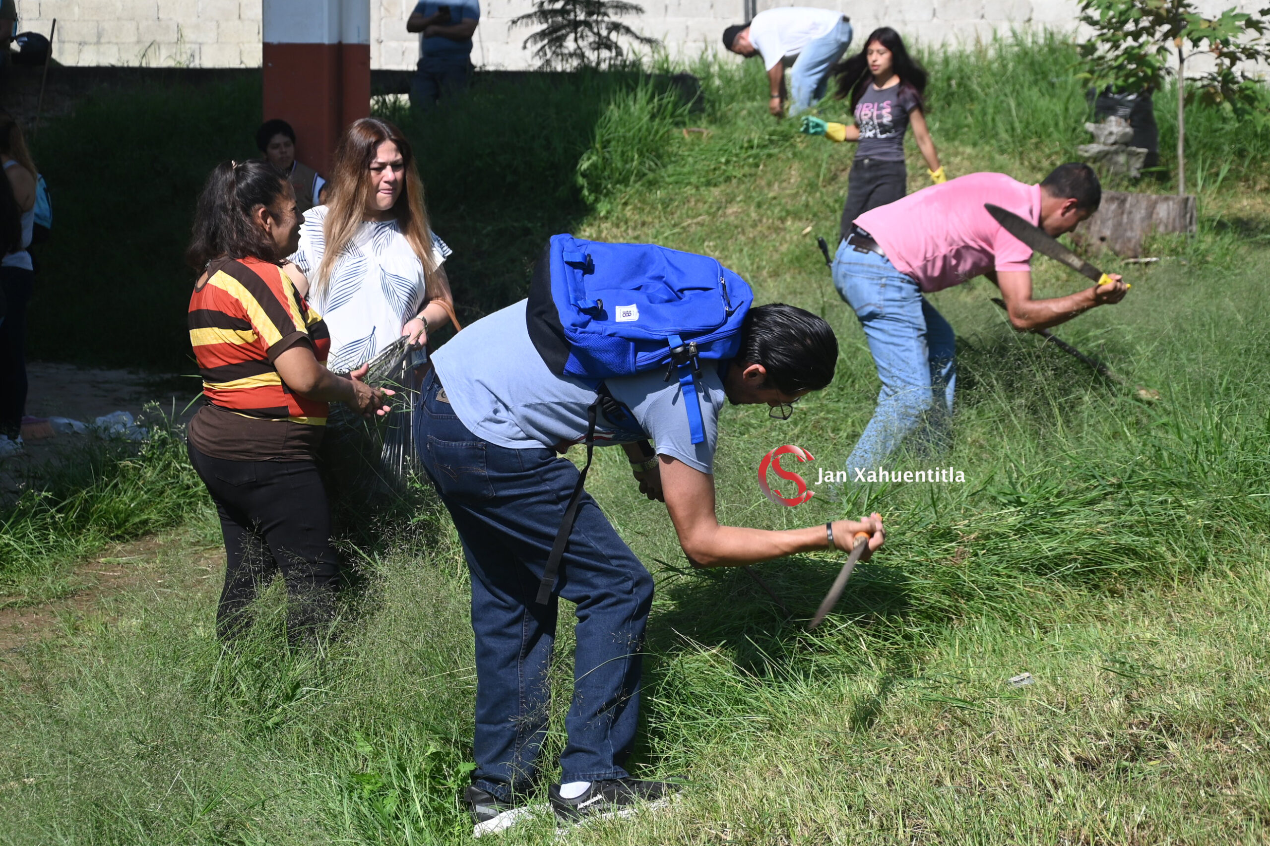 Realizan tequio en escuela Experimental de Xalapa; se apoyará a todos los planteles Tequio-03