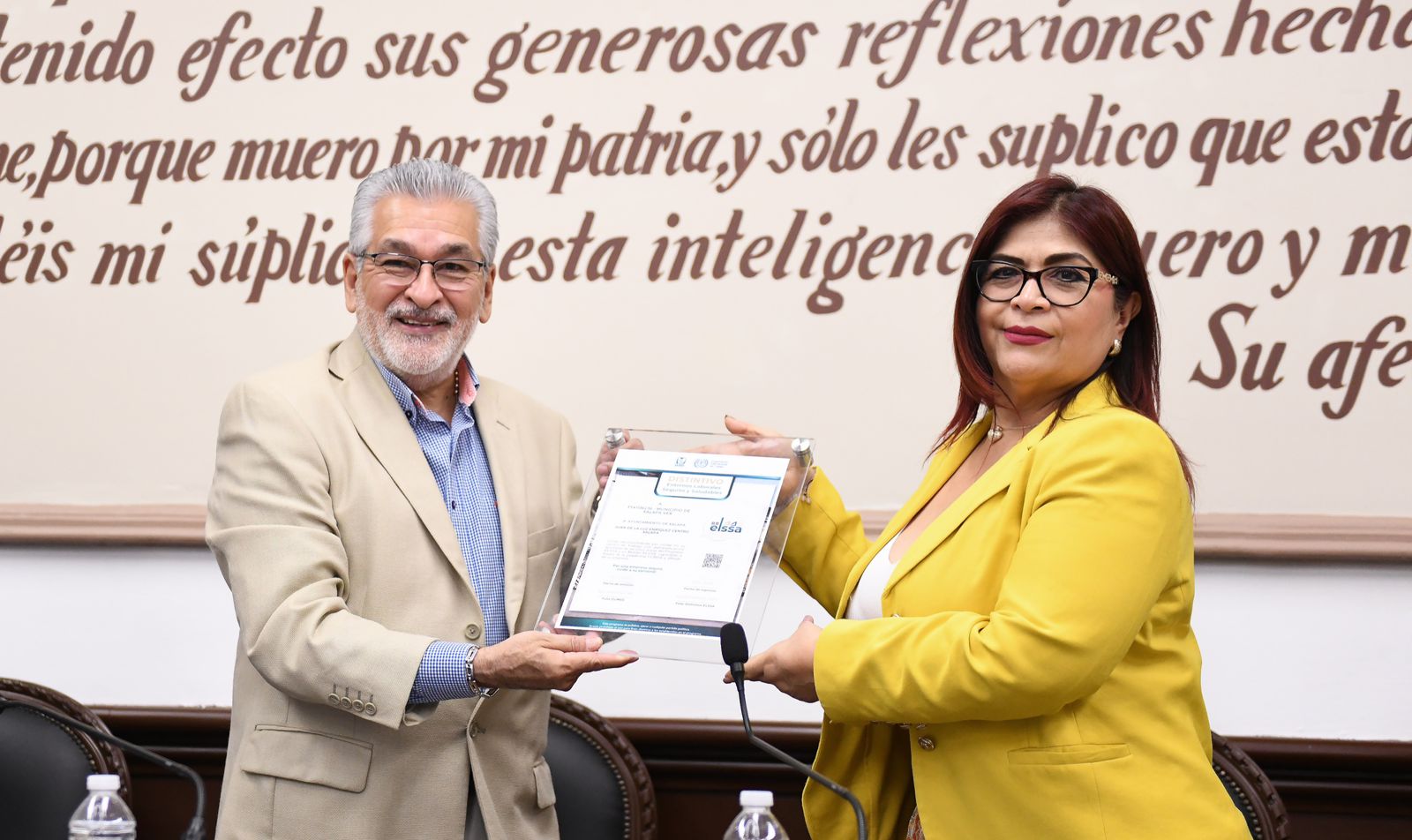 Recibe Ayuntamiento de Xalapa Distintivo ELSSA Alberto Islas