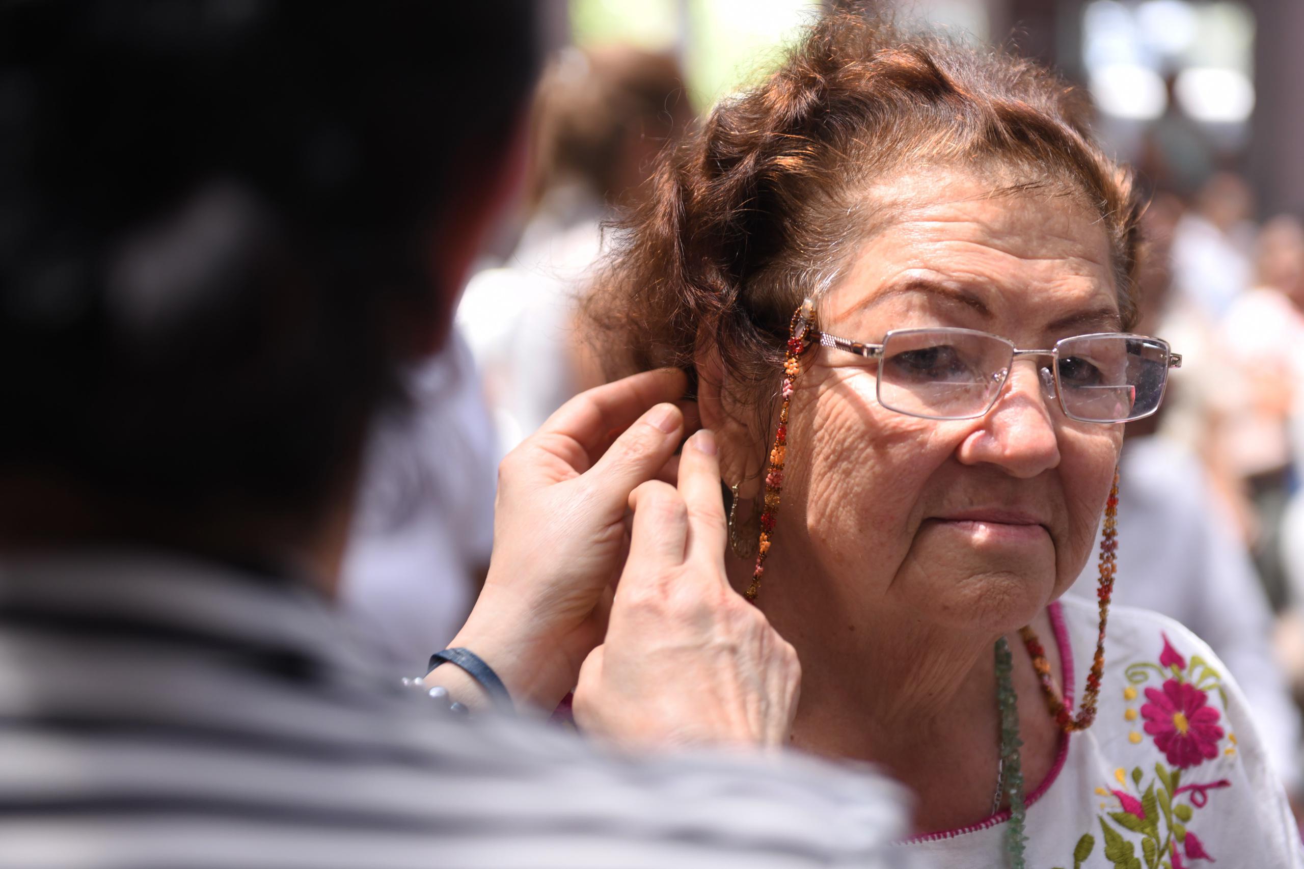 Realiza Ayuntamiento de Xalapa acciones permanentes por la inclusión social aparato auditivo