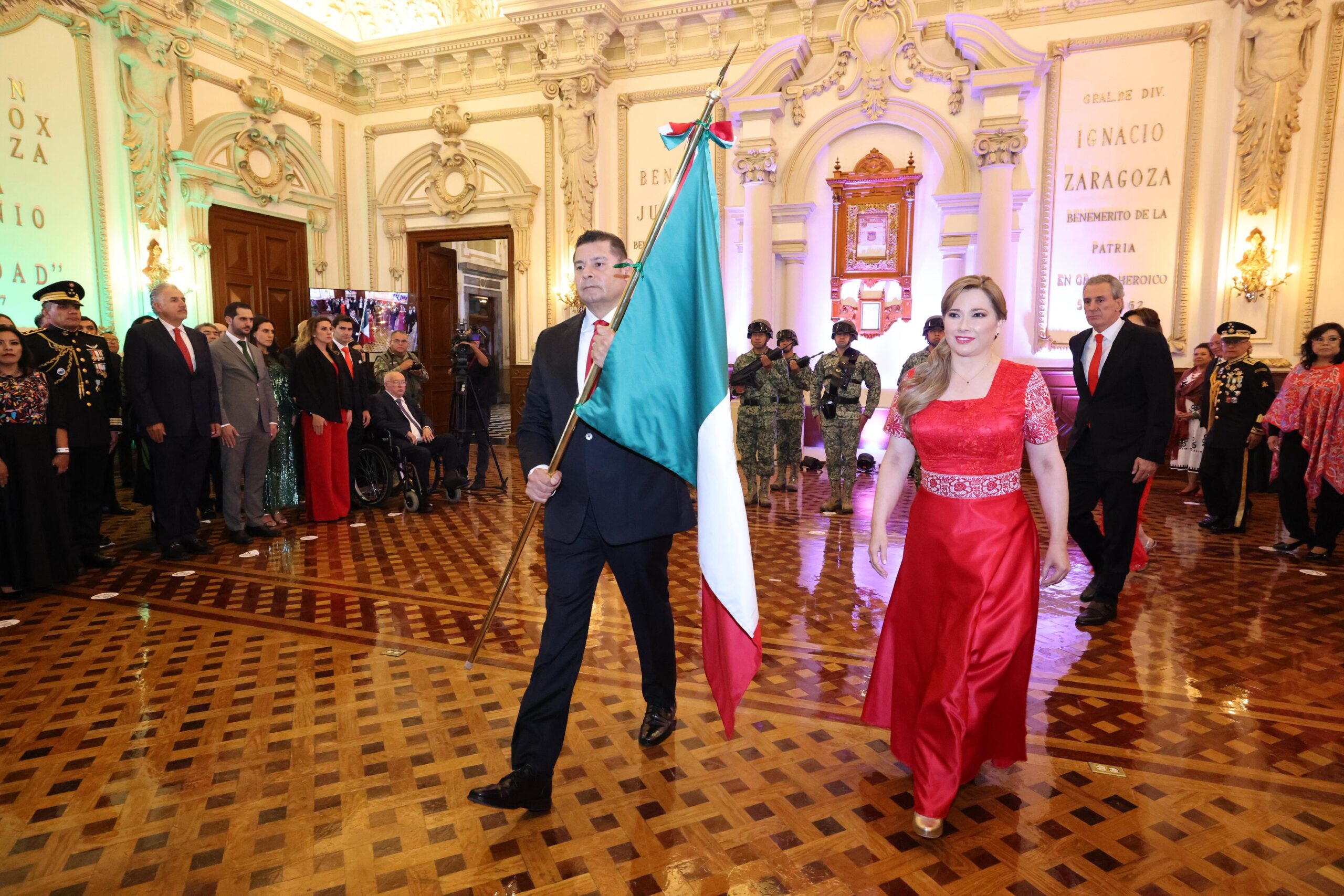 Con patriotismo, Puebla vibra con primer grito de Independencia del gobernador Alejandro Armenta Armenta y Ceci Arellano
