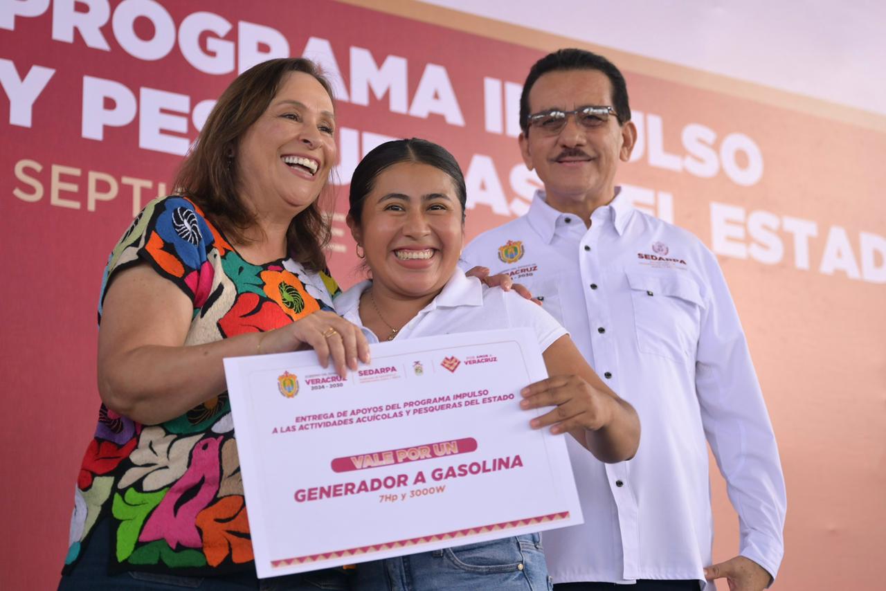 La 4T regresa los recursos al pueblo; Rocío Nahle entrega apoyos al sector pesquero WhatsApp Image 2025-09-30 at 13.44.08