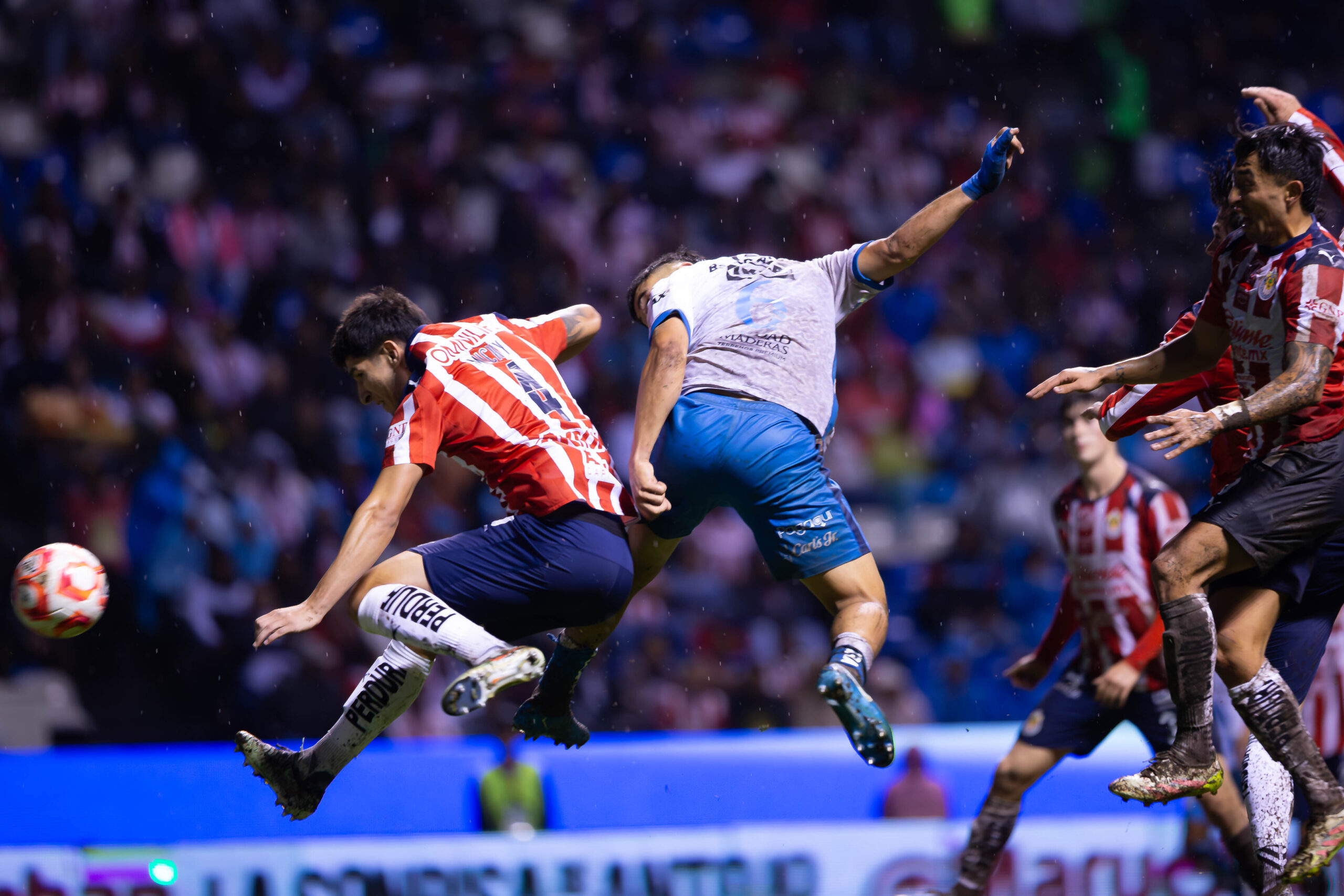 Golazo histórico y triunfo rojiblanco: Chivas venció Puebla en el Cuauhtémoc pue_gdl-6