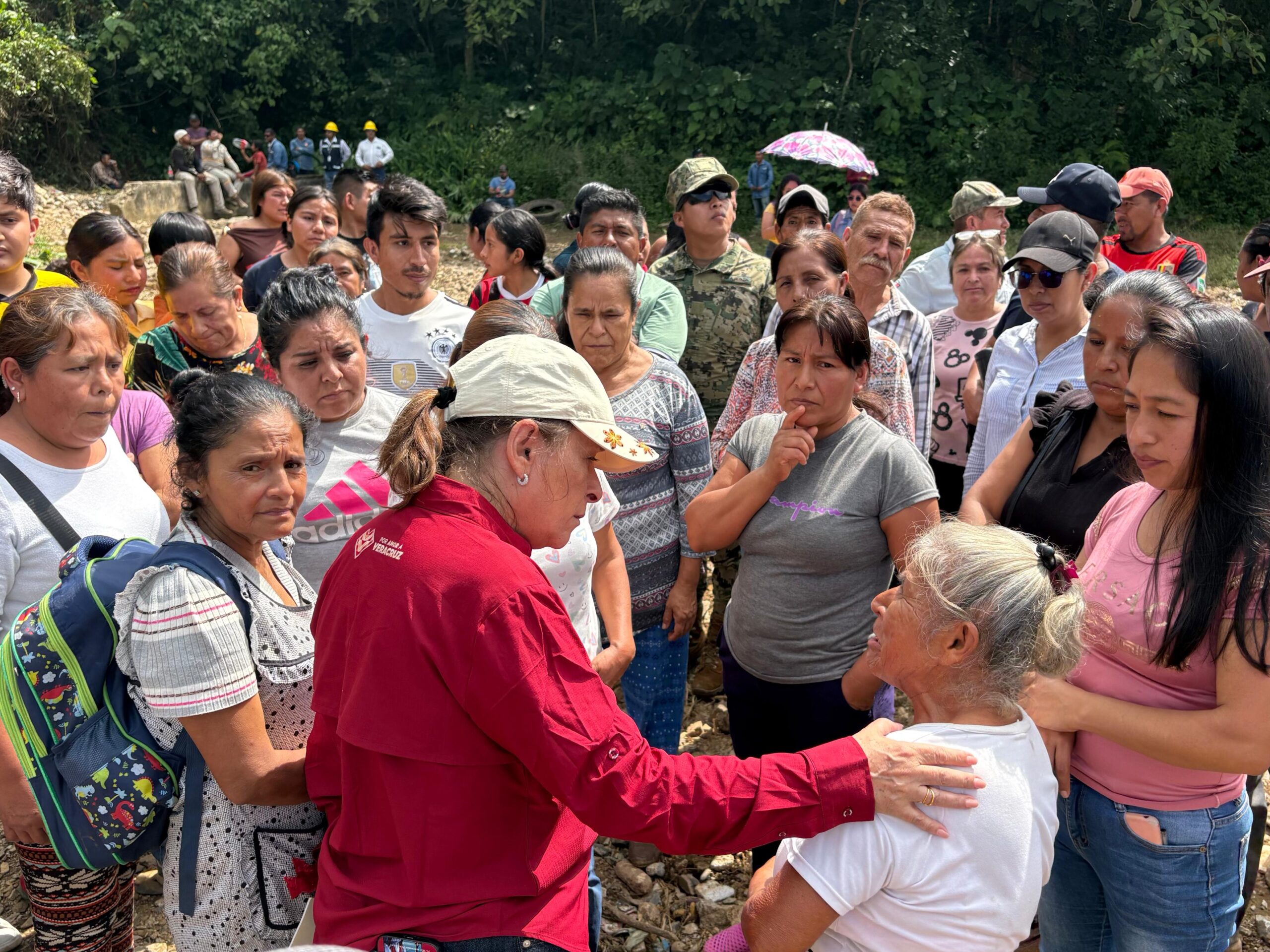 Ilamatlán recibe apoyo aéreo; Gobernadora entrega víveres y supervisa atención médica 618b95be-58f9-4e53-b864-1aeaf64fffae
