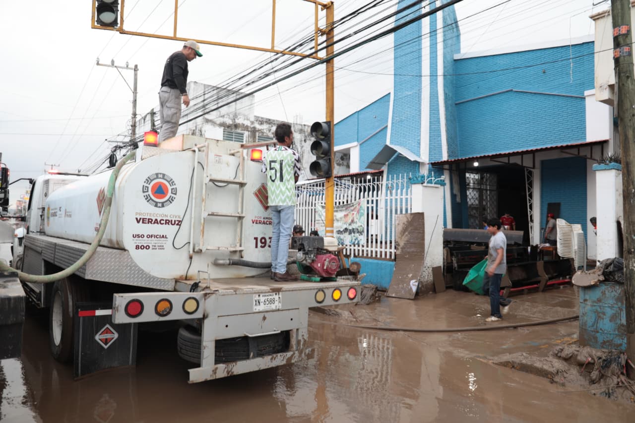 Poza Rica y Álamo recuperan progresivamente servicios y espacios limpios: Gobierno del Estado WhatsApp Image 2025-10-11 at 10.44.32 PM