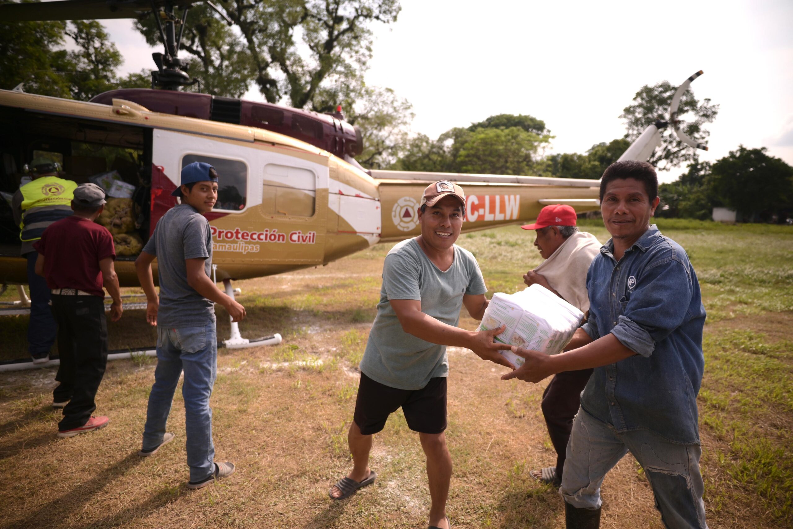 ¡Juntos vamos a salir adelante! Veracruz avanza en reconstrucción con apoyo de sociedad y Fuerzas Armadas WhatsApp Image 2025-10-19 at 8.24.49 AM