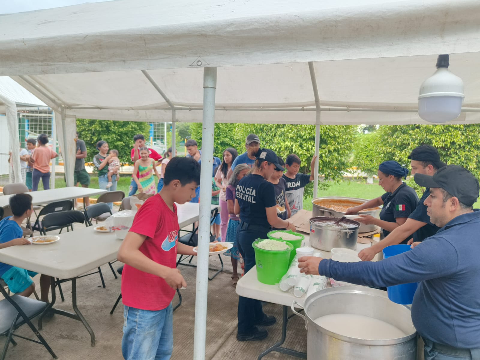 Plan Tajín: ya suman 27 mil comidas calientes preparadas y más de 11 mil paquetes alimentarios entregados WhatsApp Image 2025-10-22 at 3.06.46 PM
