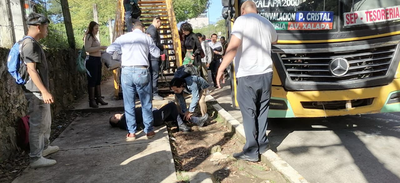 Joven sale proyectada de un autobús por exceso de velocidad en Xalapa WhatsApp Image 2025-10-23 at 9.13.57 AM