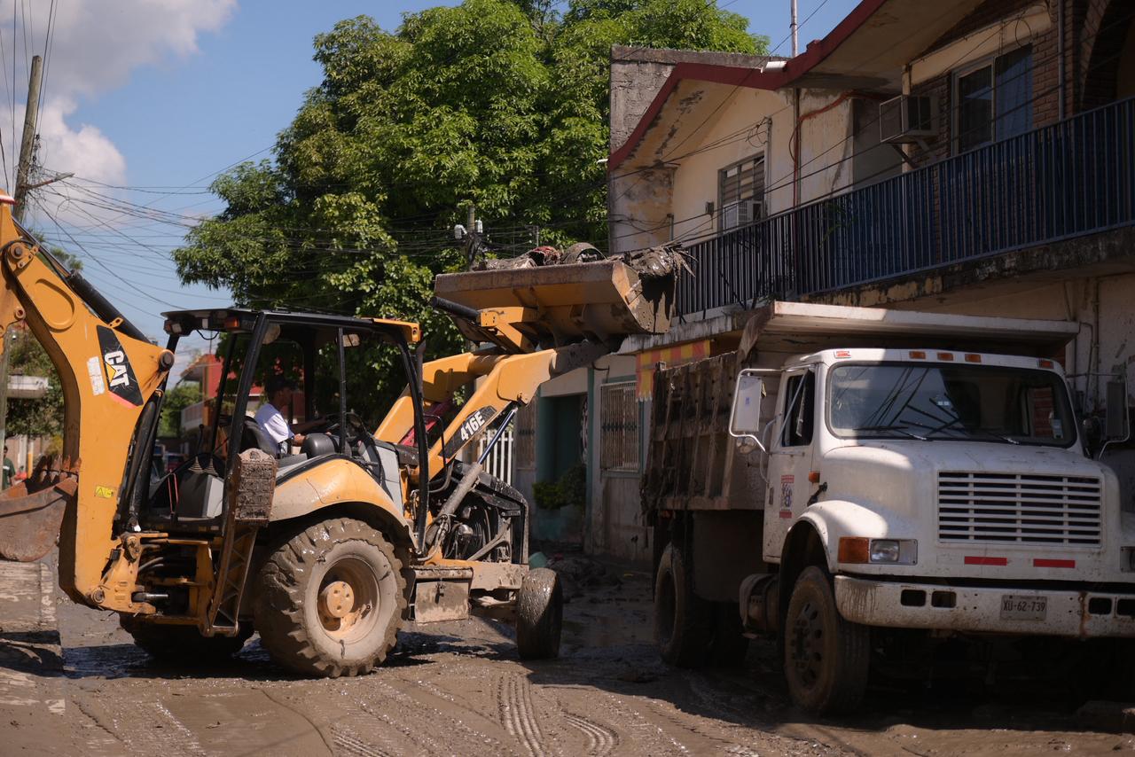 Nos animan y hacen sentir que no estamos solos: vecinos de Álamo destacan labores de limpieza labores de limpieza