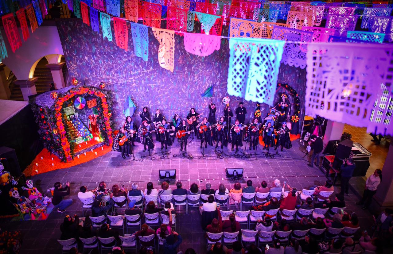 Con Altar de Muertos, rinde Ayuntamiento homenaje al maestro Esteban Rizo Tuna Femenil