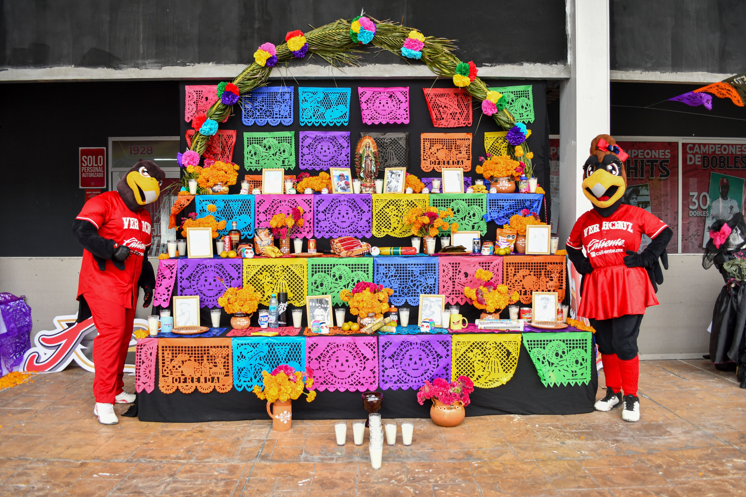 El Águila rinde altar a leyendas en Día de Muertos Altar El Águila
