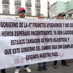 Nueve años de espera y sin respuesta: extrabajadores del Seguro Popular exigen pago de laudos en el centro de Xalapa