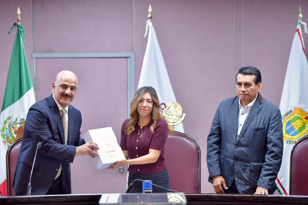 Recibe Congreso de Veracruz el Primer Informe de Gobierno WhatsApp Image 2025-11-15 at 7.21.26 PM (1)