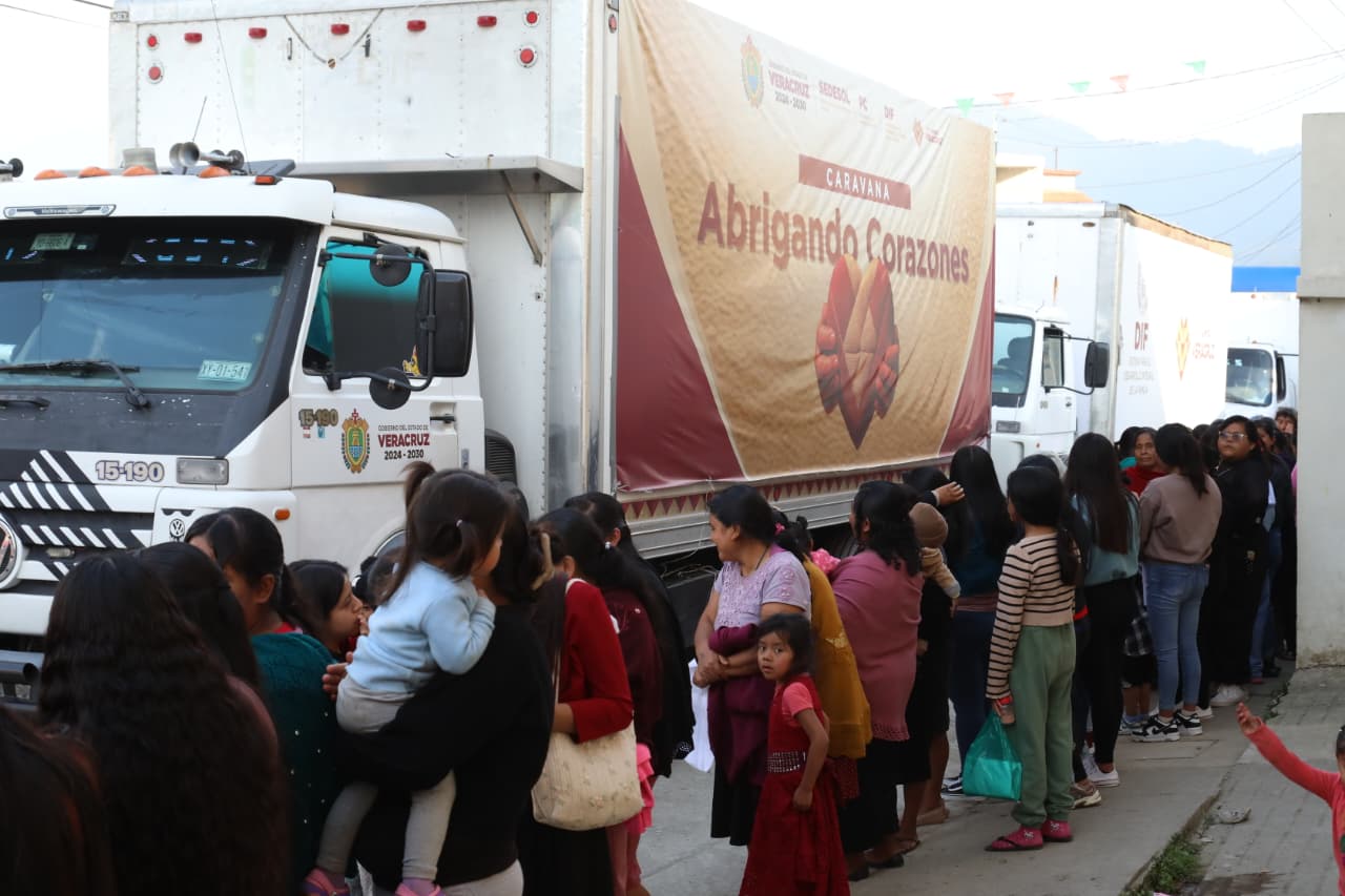 Comunidades de Coscomatepec y Jalacingo reciben más de 7 mil 600 apoyos invernales WhatsApp Image 2025-12-21 at 9.12.33 AM