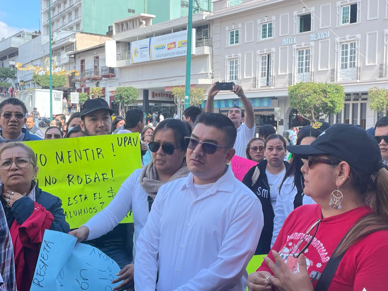 Docentes y alumnos de la UPAV protestan en Xalapa por falta de pagos y exigen certeza jurídica WhatsApp Image 2025-12-29 at 12.41.14 PM