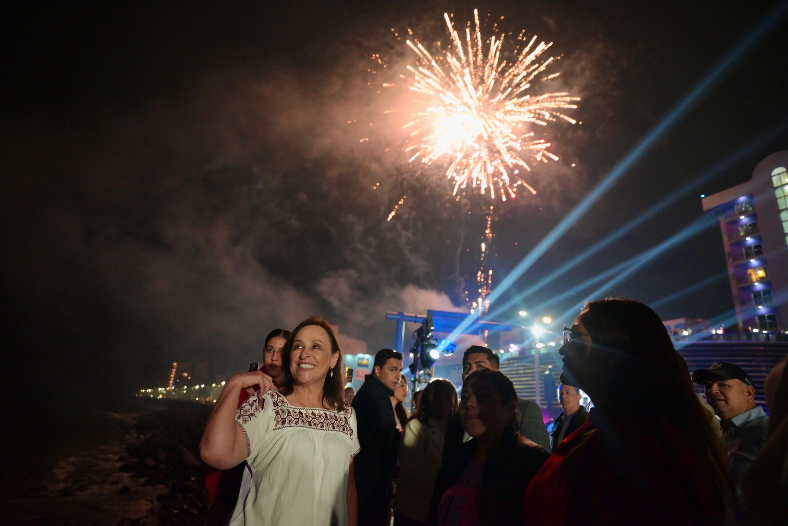 Rocío Nahle recibe el 2026 con una gran celebración cultural y familiar en el puerto de Veracruz WhatsApp Image 2026-01-01 at 2.44.29 AM