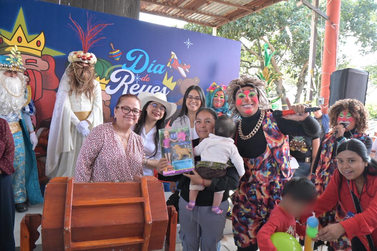 Conviviendo en comunidad, el Ayuntamiento de Xalapa realizó la Feria Infantil del Día de Reyes Feria Infantil del Día de Reyes