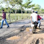 Obra carretera en Pajapan presenta daños a tres meses de su entrega: Esteban Bautista