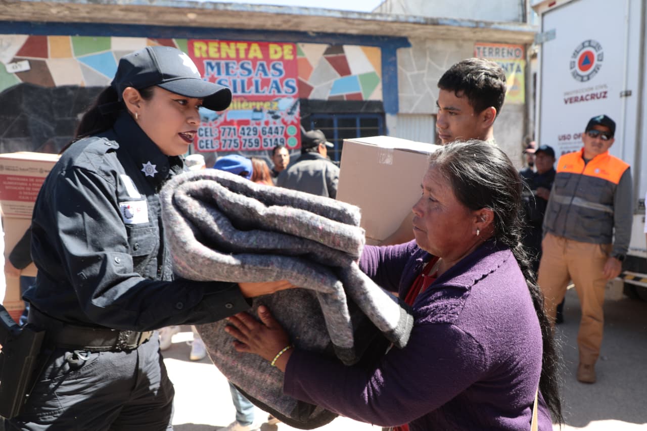 Apoyos invernales llegan a comunidades de Huayacocotla con la Caravana Abrigando Corazones Abrigando Corazones