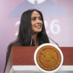 Salma Hayek reconoce respaldo de Rocío Nahle durante anuncio de incentivos al cine