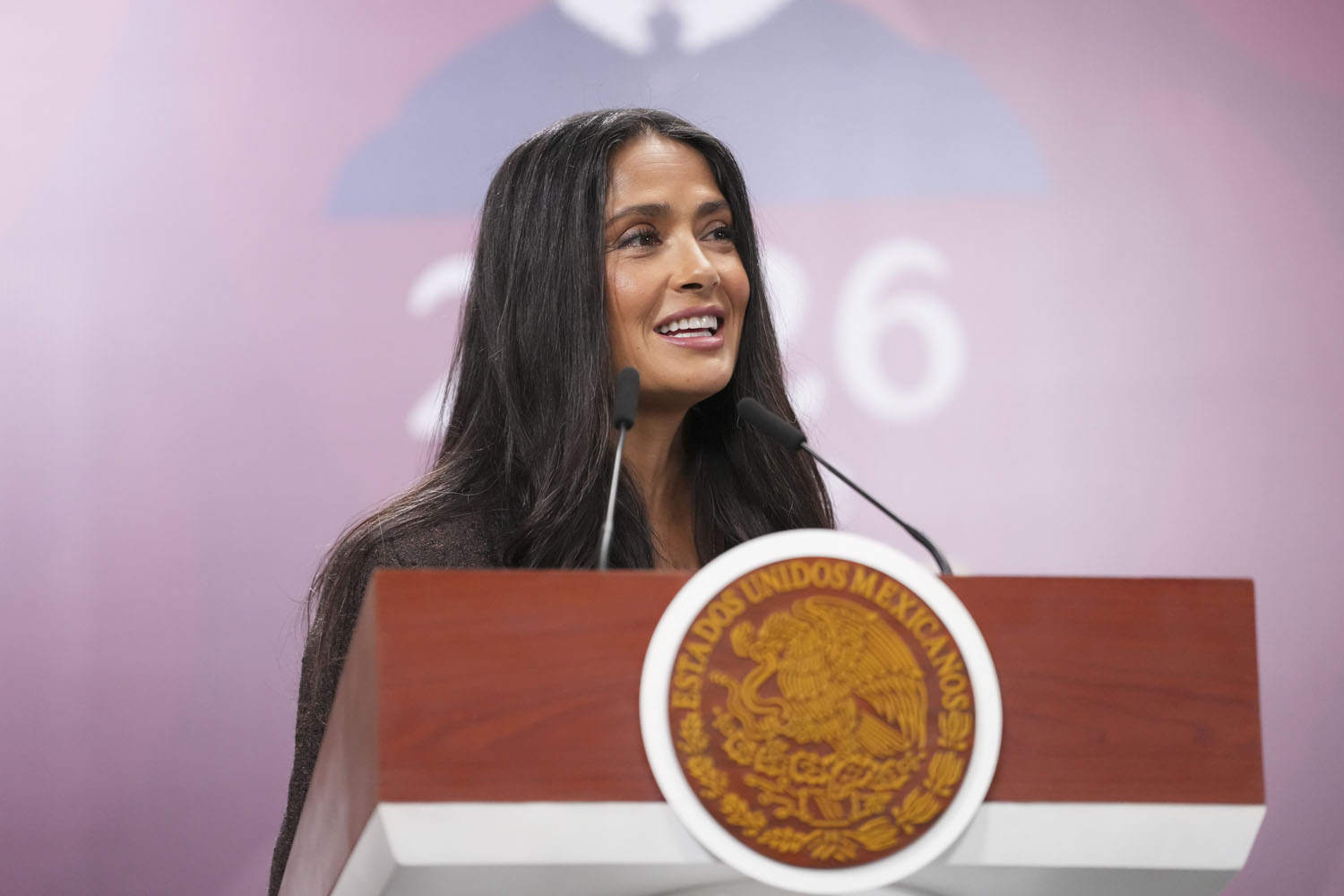 Salma Hayek reconoce respaldo de Rocío Nahle durante anuncio de incentivos al cine Salma Hayek