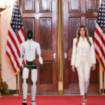 Melania Trump llega a cumbre “Fomentando el Futuro Juntos” acompañada por un robot