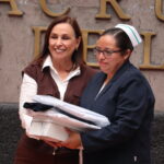 Entrega Rocío Nahle uniformes a personal hospitalario; anuncia compra de 60 ambulancias