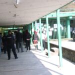 Alumnas toman bachillerato en Coatepec; acusan a maestro de acoso sexual y exigen su destitución