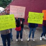Docentes y padres de familia protestan en la SEV; exigen destitución de funcionarios por presunto abuso y hostigamiento