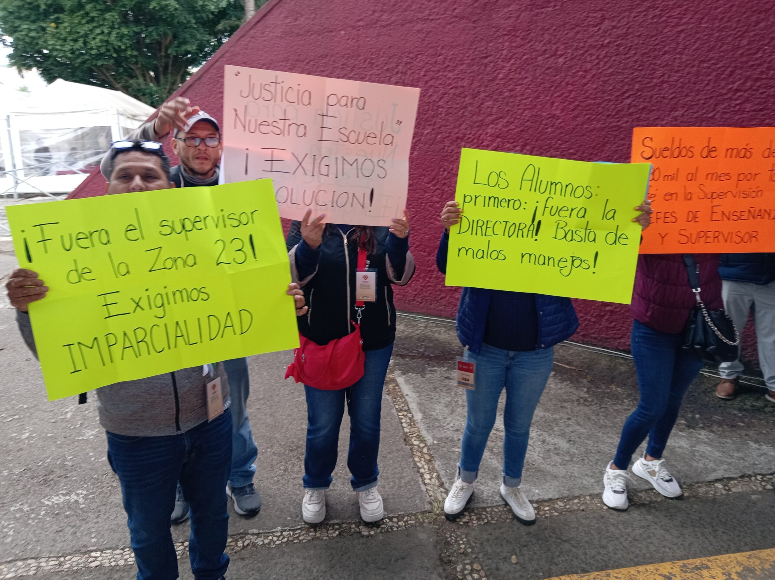 Docentes y padres de familia protestan en la SEV; exigen destitución de ...