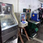 En cateo, FGR asegura cinco máquinas tragamonedas