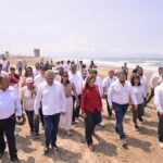Supervisa Rocío Nahle García limpieza de la playa de Coatzacoalcos