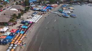 playa-turistas-turismo