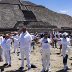 Cientos de turistas reciben la primavera en Teotihuacán entre rituales y filas de hasta 40 minutos
