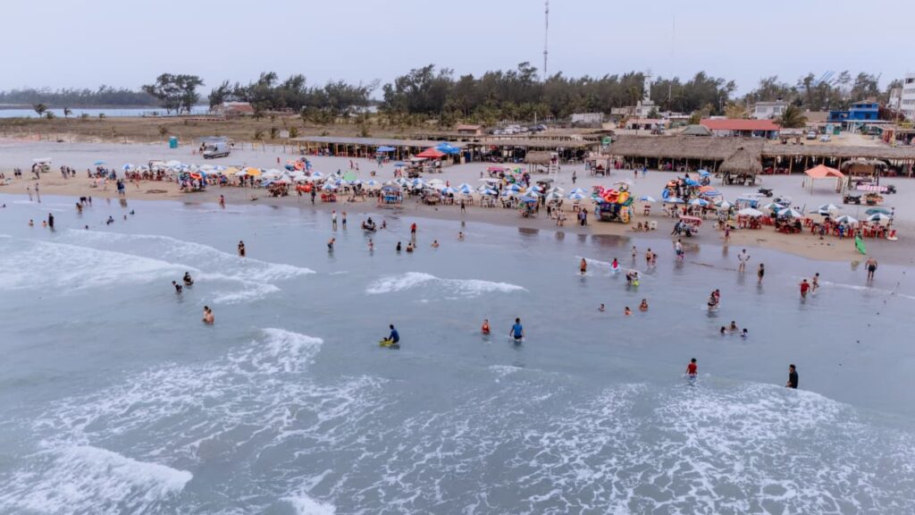 Tuxpan-turistas-playa