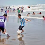 Entre olas tranquilas y ambiente familiar, playas registran alta afluencia turística este sábado