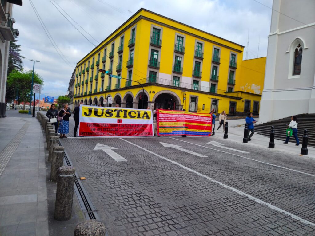 Policias manifiestan