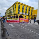 Ex policías bloquean el centro de Xalapa; exigen pagos y denuncian extravío de expediente