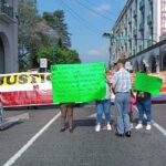 Expolicías intermunicipales y familiares bloquean el centro de Xalapa; exigen pagos y justicia tras años de retraso