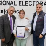 INE Veracruz entregó diplomas de titularidad a nueve integrantes del Servicio Profesional Electoral WhatsApp Image 2026-05-21 at 2.22.27 PM
