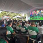 gente viendo partido de México
