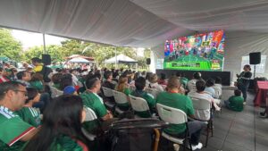 gente viendo partido de México