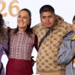 Pato “Merlín” acompaña a Sheinbaum en su mañanera