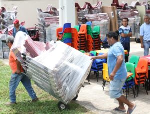 entrega de mobiliario en escuelas
