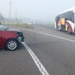 Fallecen tres personas al chocar autobús AU y March en Perote