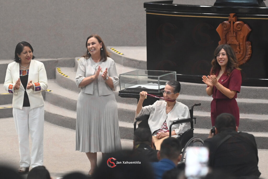 Entrega medalla a Gloria Sánchez