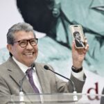 Monreal pide analizar con cuidado prohibición a personas con doble nacionalidad