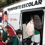 Rocío Nahle cumple, entrega SEV transporte escolar para Barranca Grande